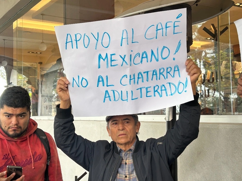 Cafetaleros de Veracruz, ayer durante una rueda de prensa en el palacio de gobierno en Xalapa, donde denunciaron que grandes consorcios redujeron el precio que pagaban por el grano a productores. Foto Carlos Nava 