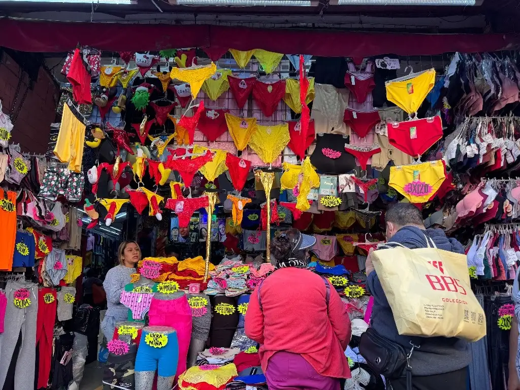 Mientras en los mercados se expende ropa interior “para la suerte” de colores rojo y amarillo, además de lo necesario para la cena de fin de año, en el Aeropuerto Internacional de la Ciudad de México hubo alta afluencia de viajeros, con 824 operaciones aéreas en total. Foto Yazmín Ortega Cortés