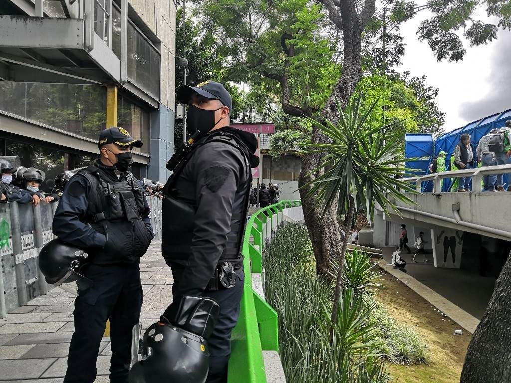Cientos de elementos policiacos amurallan la sede de la SSC de la Ciudad de México, en la Glorieta de Insurgentes, ante la posible llegada de colectivos de mujeres. Foto Elba Mónica Bravo