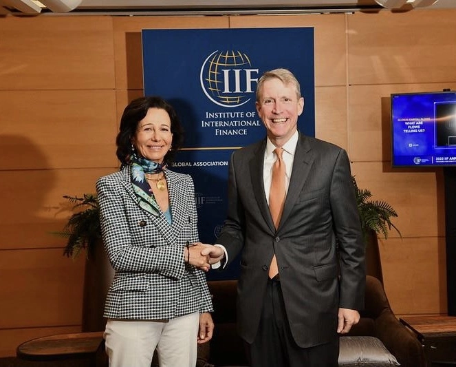 La presidenta ejecutiva del banco español Santander, Ana Botín, se convertirá en la más destacada ‘lobista’ de la banca mundial, siendo la primera mujer que asume el papel de directora del organismo comercial Instituto de Finanzas Internacionales. Foto tomada de Twitter del @IIF