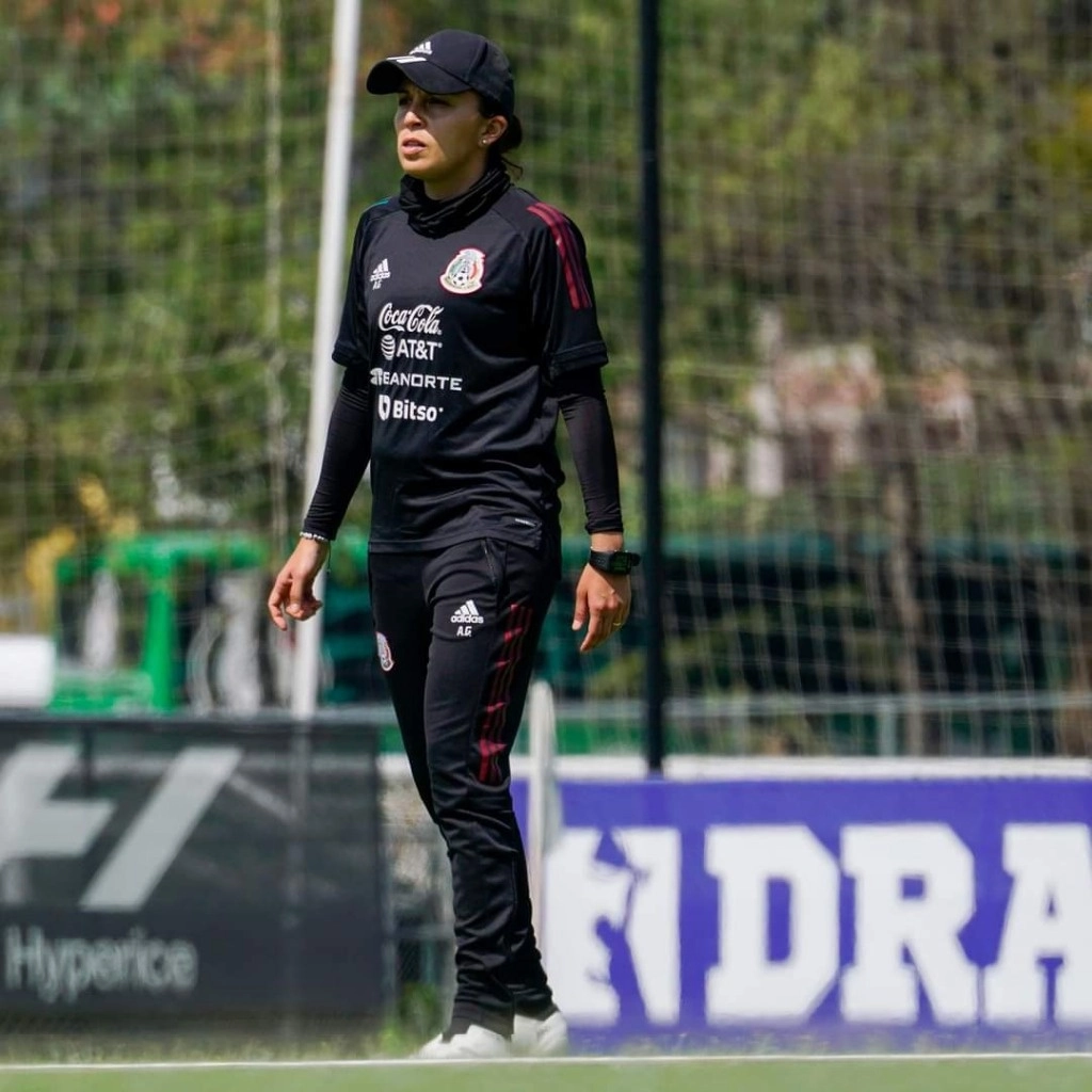 Entre los trofeos conquistados por la joven entrenadora destacan el campeonato de la Concacaf Sub-20 en 2023 y la Copa Dallas Sub-15. Foto tomada de X.