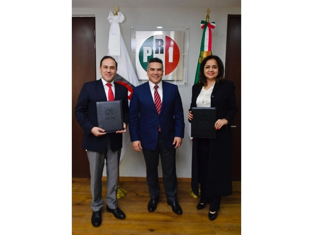 Alejandro Moreno (centro), dirigente nacional del PRI, junto a Ana Lilia Herrera Anzaldo, dirigente tricolor en Edomex y Alejandro Castro, secretario general del Comité Directivo Estatal del partido, el 20 de diciembre de 2023. Foto tomada de X @alitomorenoc
