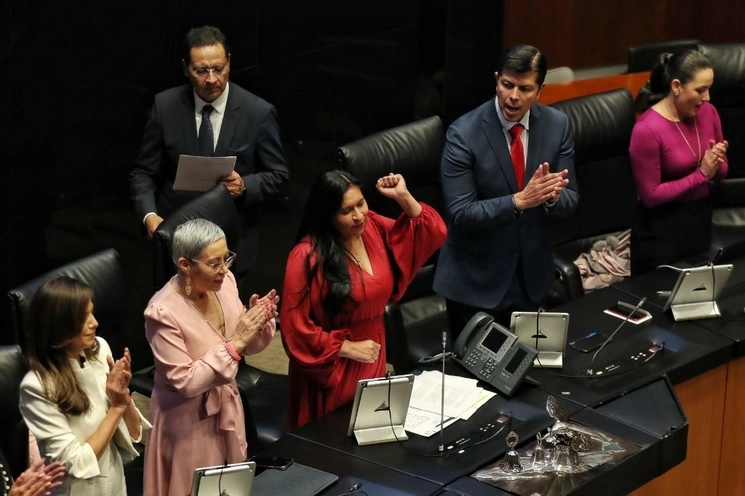 La senadora Ana Lilia Rivera (c,izq)rinde protesta como nueva presidenta del Senado de la República. Foto Marco Peláez