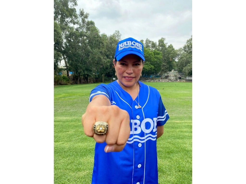 Orgullosa, ‘La Guerrera’ muestra el anillo que la acredita como miembro del Olimpo del boxeo. Foto Juan Manuel Vázquez 