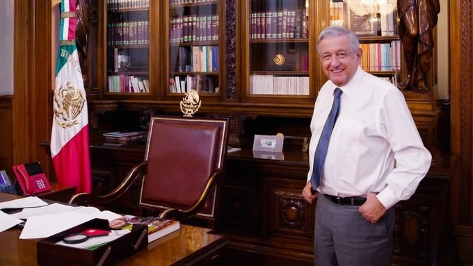 El presidente Andrés Manuel López Obrador en su despacho en Palacio Nacional. Foto tomada de la cuenta de Twitter @lopezobrador_
