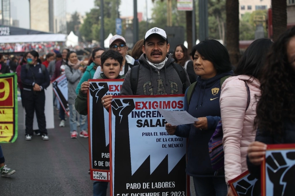 Maestros de la CNTE, durante una marcha rumbo a la SEP para exigir aumento salarial. Foto Yazmín Ortega Cortés / archivo 