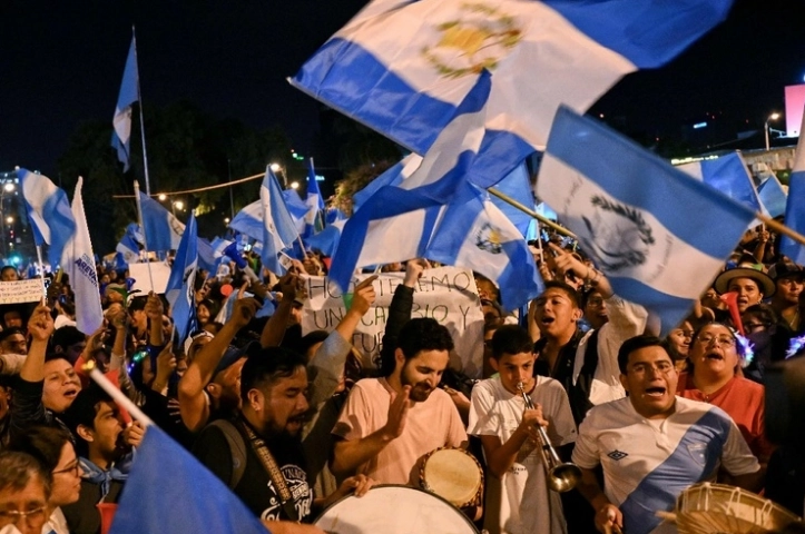 Simpatizantes del candidato presidencial guatemalteco por el partido Semilla, Bernardo Arévalo, celebran los resultados de la segunda vuelta de las elecciones presidenciales, en la Ciudad de Guatemala, el 20 de agosto de 2023. Foto Afp 