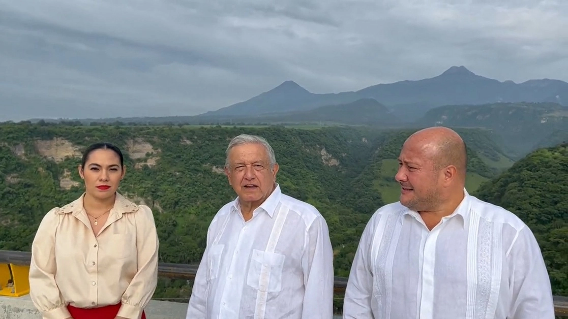 La mañana de este domingo, el presidente López Obrador, realizó una supervisión del avance de la autopista de Colima a Guadalajara. Imagen tomada del Twitter @lopezobrador_
