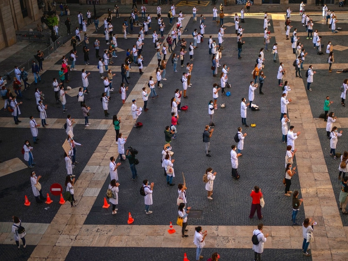 Algunos residentes médicos se despojaron de prendas como parte de la protesta contra sus condiciones de trabajo en medio de la pandemia, en Barcelona, España. Foto Ap

