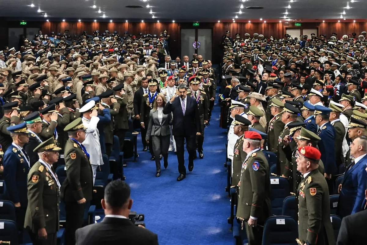 El presidente de Venezuela, Nicolás Maduro (centro), fue investido ayer doctor ‘honoris
causa’ en defensa de la nación, en la Universidad Militar Bolivariana. La imagen, previo al anuncio de antier sobre el estado de emergencia militar. Foto 