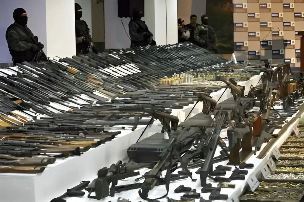 Arsenal decomisado al cártel del Golfo. Foto Víctor Camacho / Archivo 