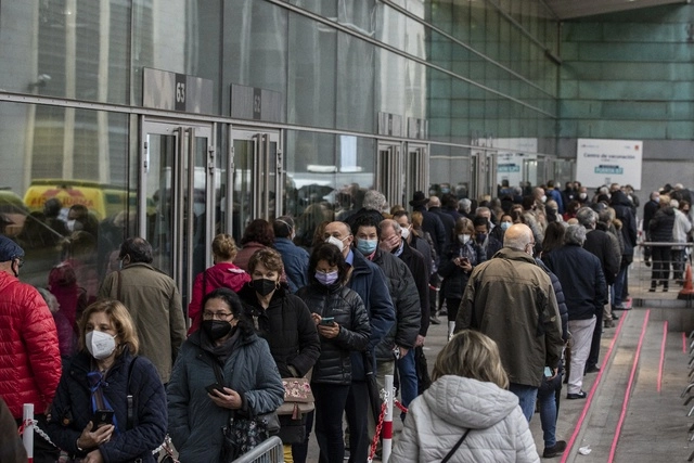 Personas hacen fila para ser vacunados con la dosis de AstraZeneca contra el coronavirus hoy en Madrid, España. Foto Ap 
