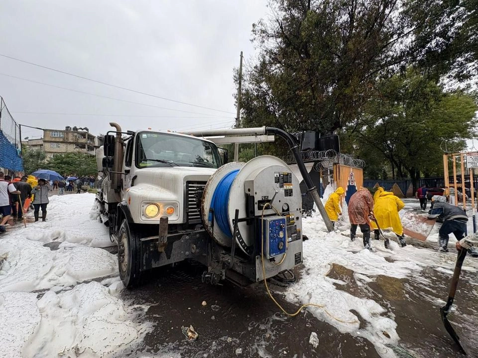 Labores de limpieza de espuma y aguas negras, durante el domingo. Foto 
