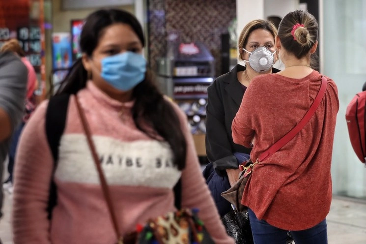 La muestra tomada a la paciente sospechosa de Covid-19 es analizada en el Laboratorio Estatal de Salud Pública de Colima. Foto Marco Peláez/Archivo