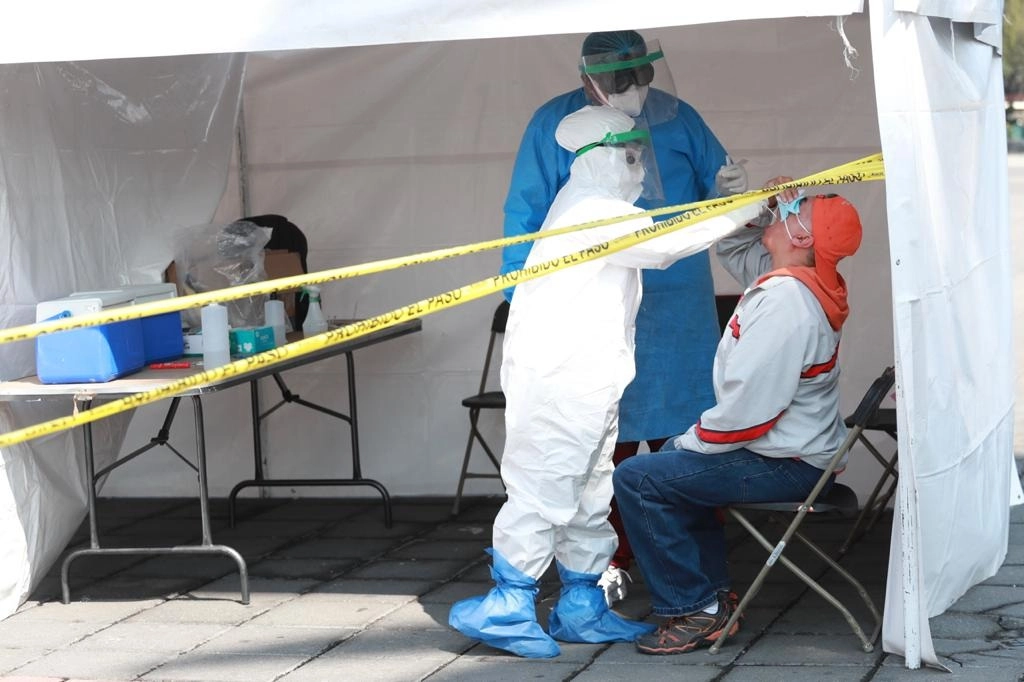 Personal médico realiza pruebas de Covid-19 en un quiosco de salud ubicado en la alcaldía Xochimilco, en la Ciudad de México. Foto Luis Castillo