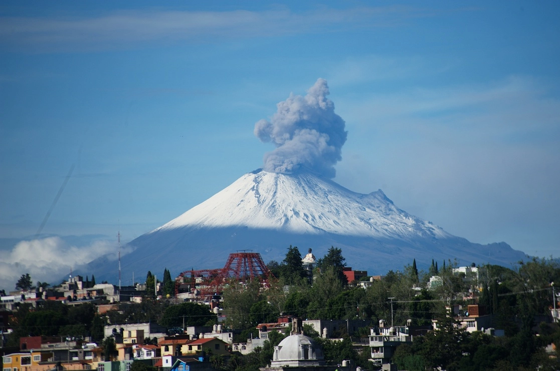 El volcán Popocatépetl, visto desde Tlaxcala, el 2 de octubre de 2019. Foto Xinhua
