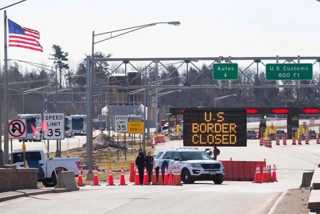 En la frontera entre EU y Canadá, a la altura de Lansdowne, Ontario. Foto Afp 