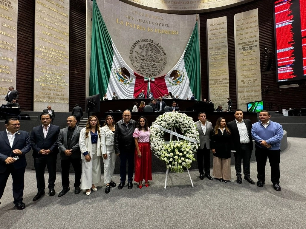 Diputados del grupo parlamentario del PRI colocaron una corona de flores, previo al inicio de la sesión en San Lázaro, en la Ciudad de México, el 14 de octubre de 2024. Foto Luis Castillo