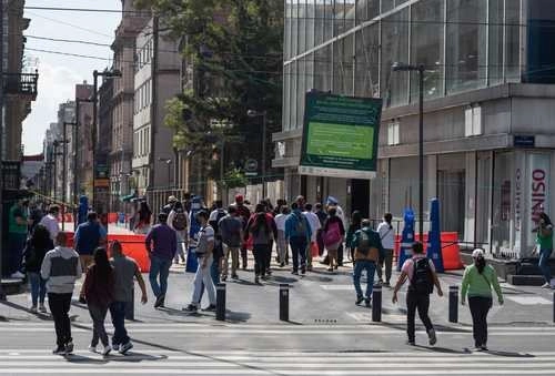 El acceso al Centro Histórico fue más controlado ayer respecto del lunes, aseguraron autoridades capitalinas. En esta imagen, la afluencia en la calle Francisco I. Madero fue menor. Foto Pablo Ramos