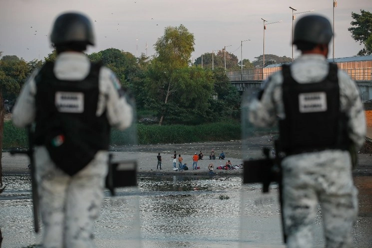 Elementos de la Guardia Nacional patrullan el cauce del río Suchiate. Foto Víctor Camacho / Archivo