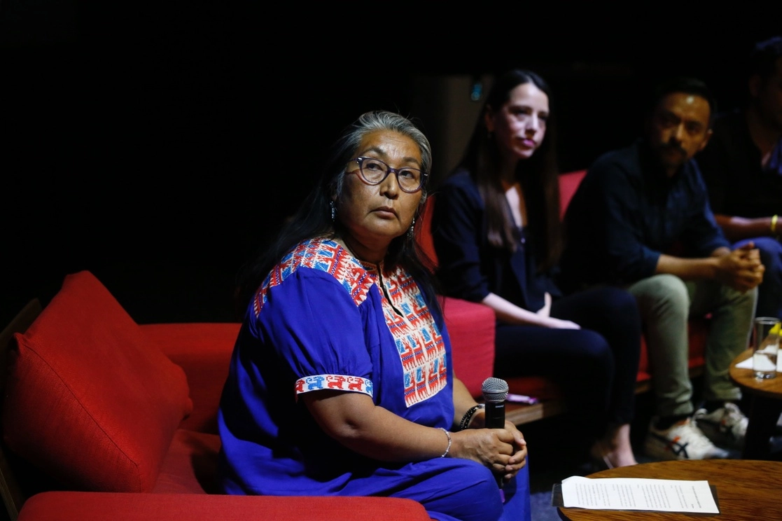 Durante la conferencia se presentó el documental “Revolución vs el algoritmo”. Foto María Luisa Severiano