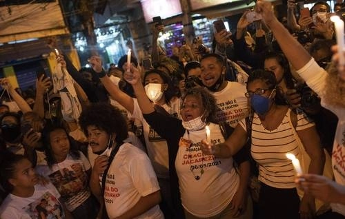 En imagen de archivo, protesta por los abusos de la policía en una favela de Brasil. Foto Ap
