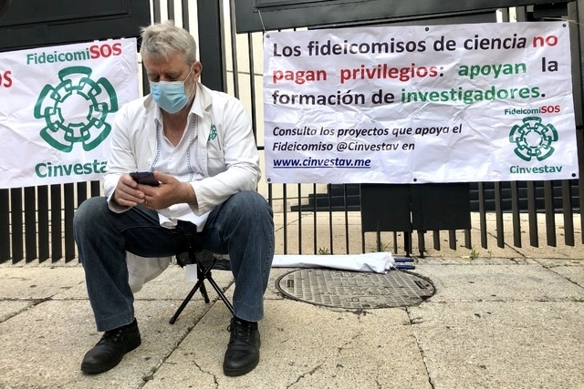 Integrantes de diversas organizaciones se manifiestan en la sede del Senado contra la desaparición de fideicomisos. Foto Luis Castillo 