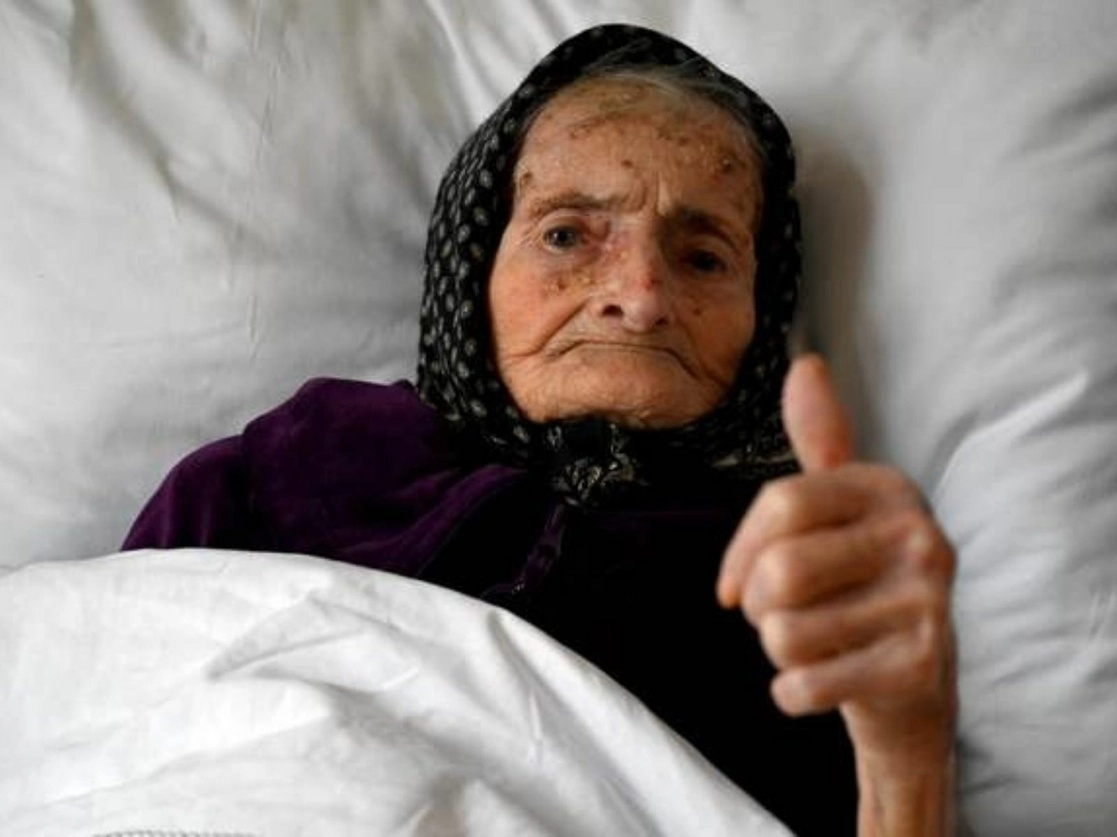 La croata de 99 años, Margareta Kranjcec, sobrevivió a Covid-19 después de pasar tres semanas en el hospital. Foto Afp 