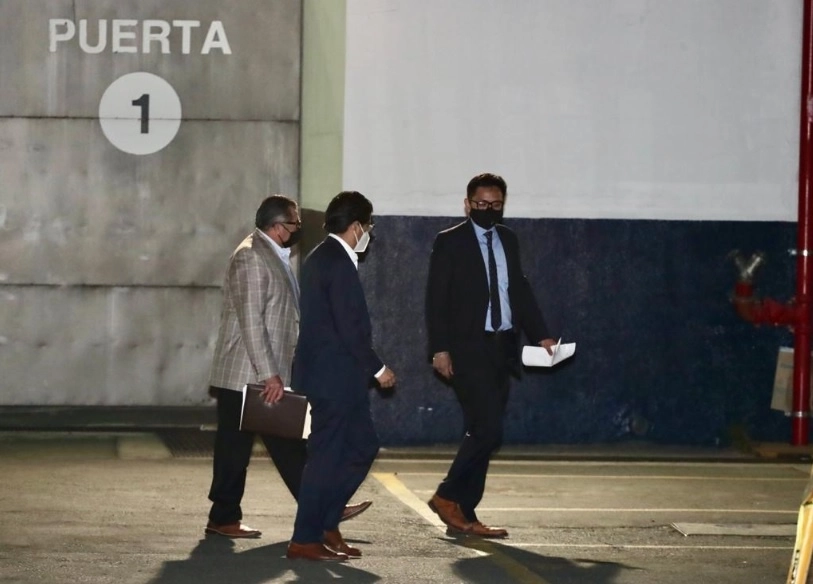 El abogado de Alonso Ancira, José Luis Castañeda espera a las afueras del hangar de FGR. Foto Roberto García 