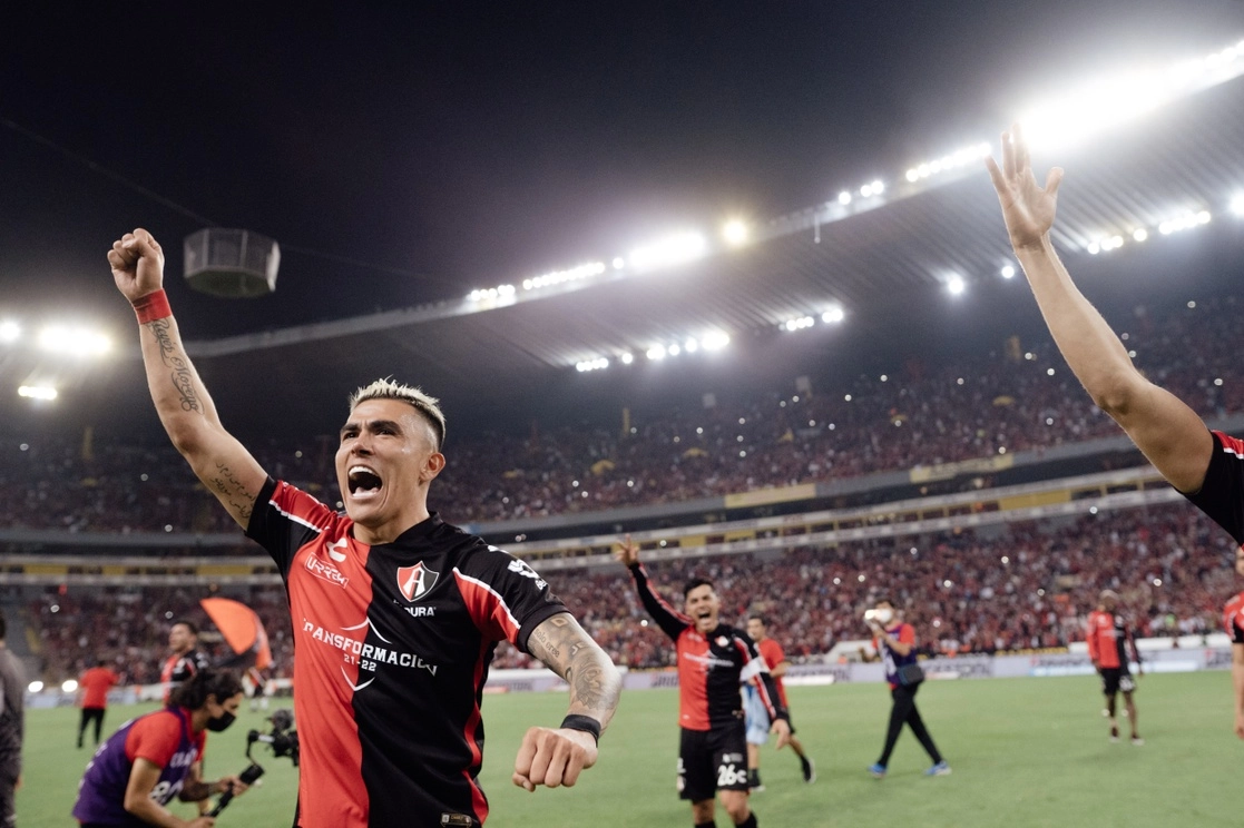 En medio de la polémica por el arbitraje en la semifinal ante Pumas, Atlas inicia hoy su lucha para poner fin a 70 años sin lograr un campeonato. Foto tomada del Twitter de @AtlasFC