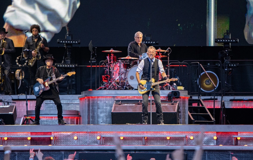 "Creo que fue la combinación de la desindustrialización del país y luego el aumento de la desigualdad de riqueza lo que dejó a tanta gente atrás. Estaba todo listo para un demagogo", explicó Springsteen. Foto 

