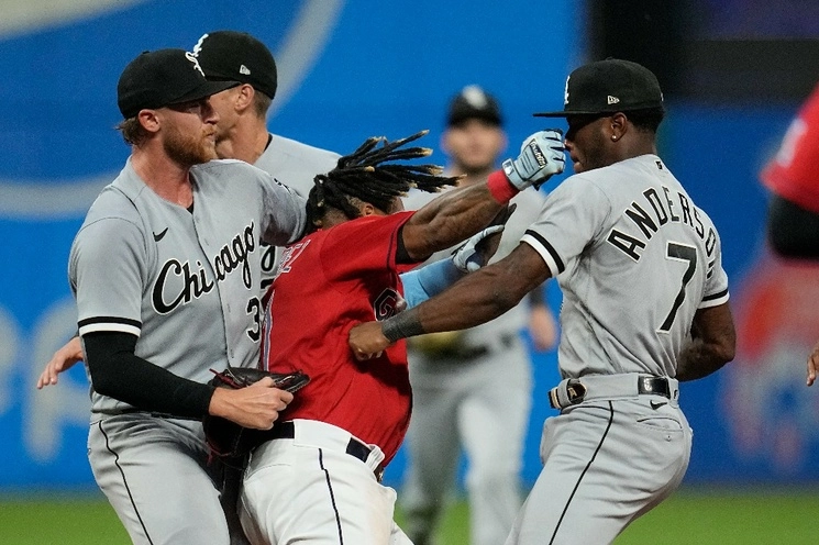 Ramírez conectó un derechazo al rostro de Anderson, quien cayó de espaldas. Vino después una larga pelea, de las peores que se hayan visto en las Grandes Ligas durante los años recientes. Foto Ap