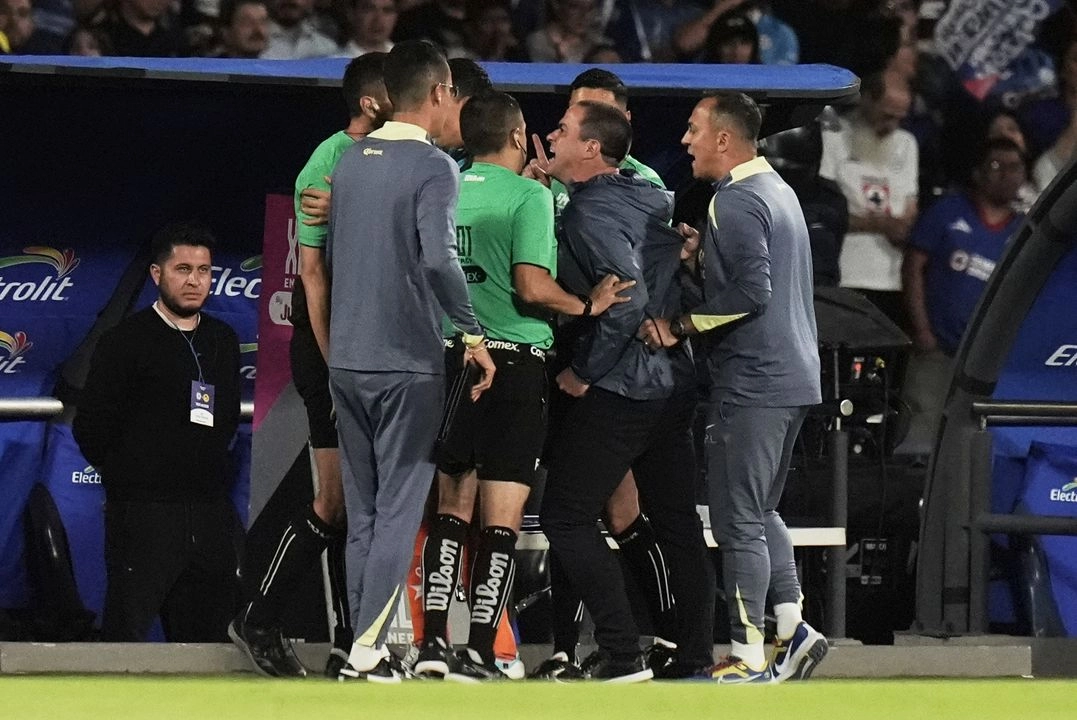 No se consideró el gesto que el brasileño hizo a la afición de La Máquina en su camino al vestidor, levantando tres dedos de la mano derecha para recordar el tricampeonato de Liga que conquistó al frente de las Águilas. Foto