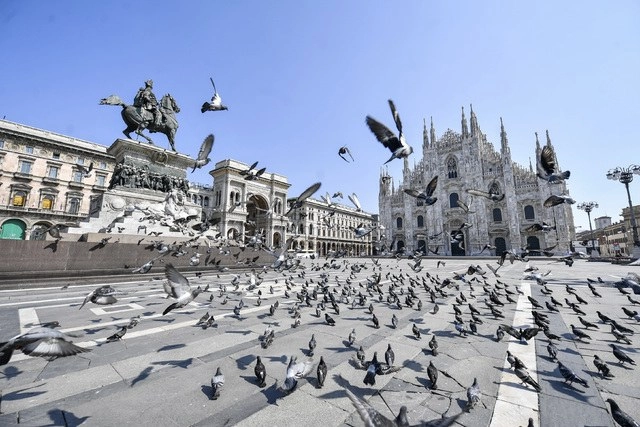 El cantante de ópera italiano Andrea Bocelli actuará el Domingo de Pascua desde un vacío Duomo de Milán. Foto Ap 