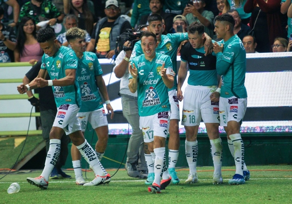 Andrés Guardado festeja la victoria de su nuevo equipo. Foto Jorge Ortega/ Cuartoscuro