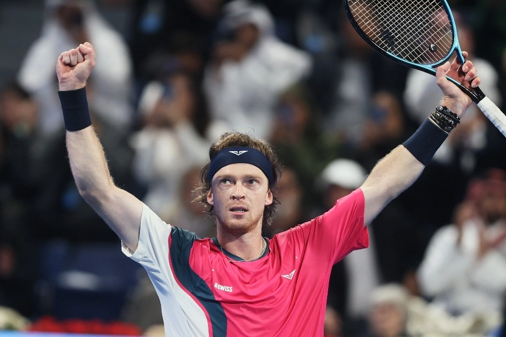Andrey Rublev se proclamó campeón del ATP 500 de Doha al imponerse al británico Jack Draper con sets de 7-5, 5-7 y 6-1. Foto Ap