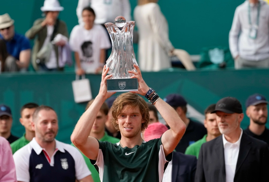 Andrey Rublev de Rusia posa con el trofeo en el Abierto de Serbia, en Belgrado, el 24 de abril de 2022. Foto Ap