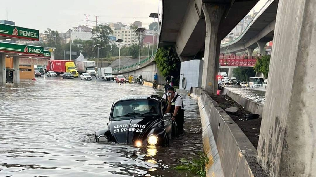 Las lluvias en Tlanepantla provocaron que algunos autos se quedaran atrapados en los encharcamientos. Foto  Twitter de Arturo Contreras.
