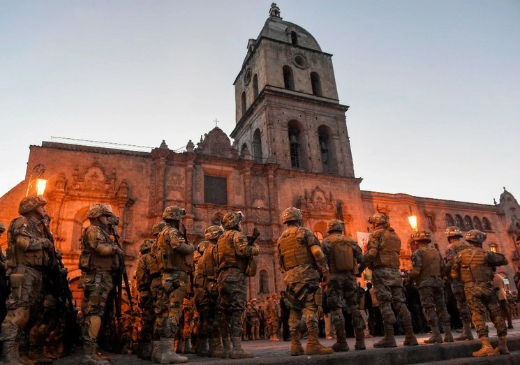 Con el patrullaje excesivo, opositores al gobierno de facto temen brote de violencia. Foto Afp