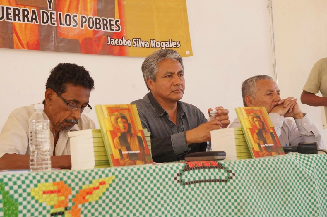De derecha a izquierda, Arturo Miranda Ramírez; al centro, Jacobo Silva Nogales, ex comandante Antonio del ERPI; y el finado expreso político, Betoldo Martínez Cruz, en la Normal de Ayotzinapa. Foto Sergio Ocampo / Archivo 
