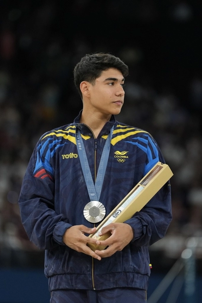 Ángel Barajas de 17 años le dio a Colombia su primera medalla en gimnasia artística. Foto Ap