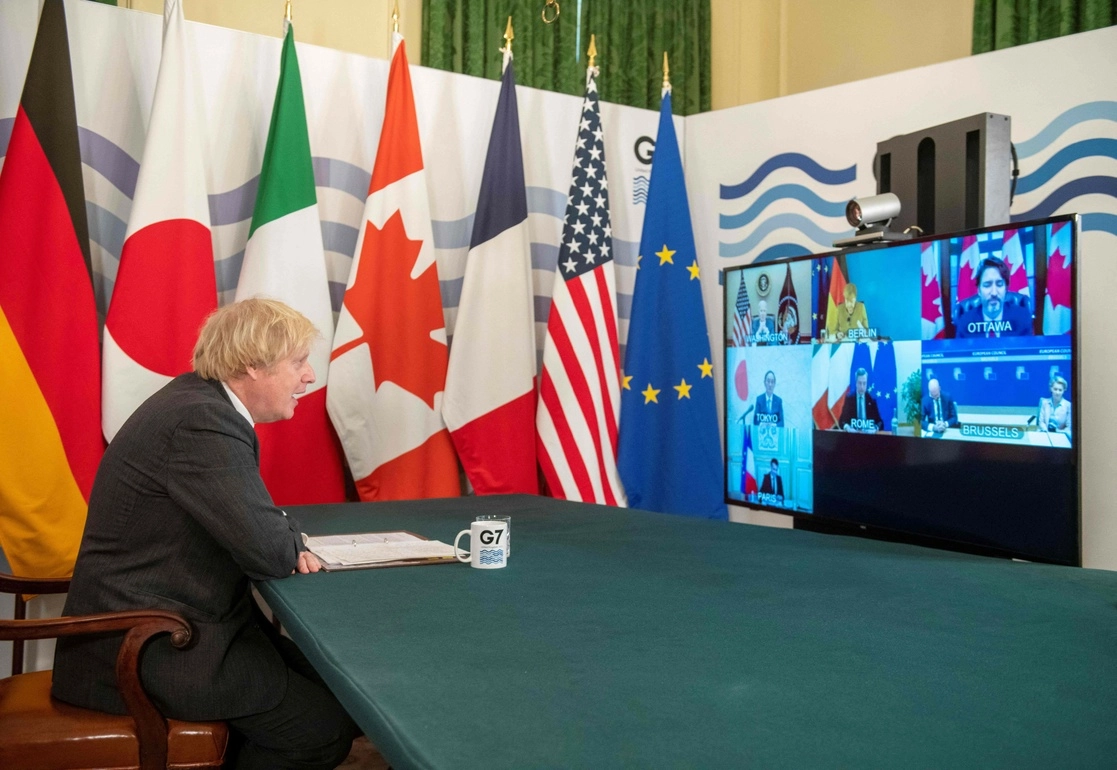 Tras casi un año de reuniones por video, ni siquiera los líderes del G7 lograron escapar a la maldición del micrófono abierto cuando el primer ministro británico, Boris Johnson, tuvo que decirle a la líder alemana que cerrara el suyo, el 19 de febrero de 2021. Foto Pool vía Afp