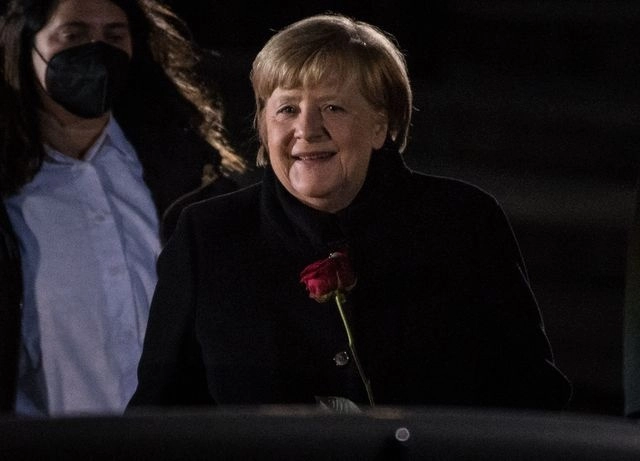 A una semana de su partida, la canciller alemana Angela Merkel recibió un homenaje. Foto Afp