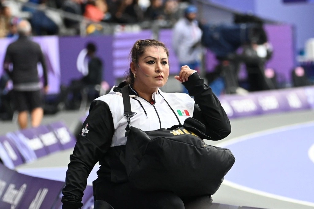 La mexicana María de los Ángeles Ortiz estuvo muy cerca de conseguir una medalla en los Juegos Paralímpicos de París 2024 tras finalizar en el cuarto peldaño en la final de impulso de bala F57. Imagen tomada de @CONADE
