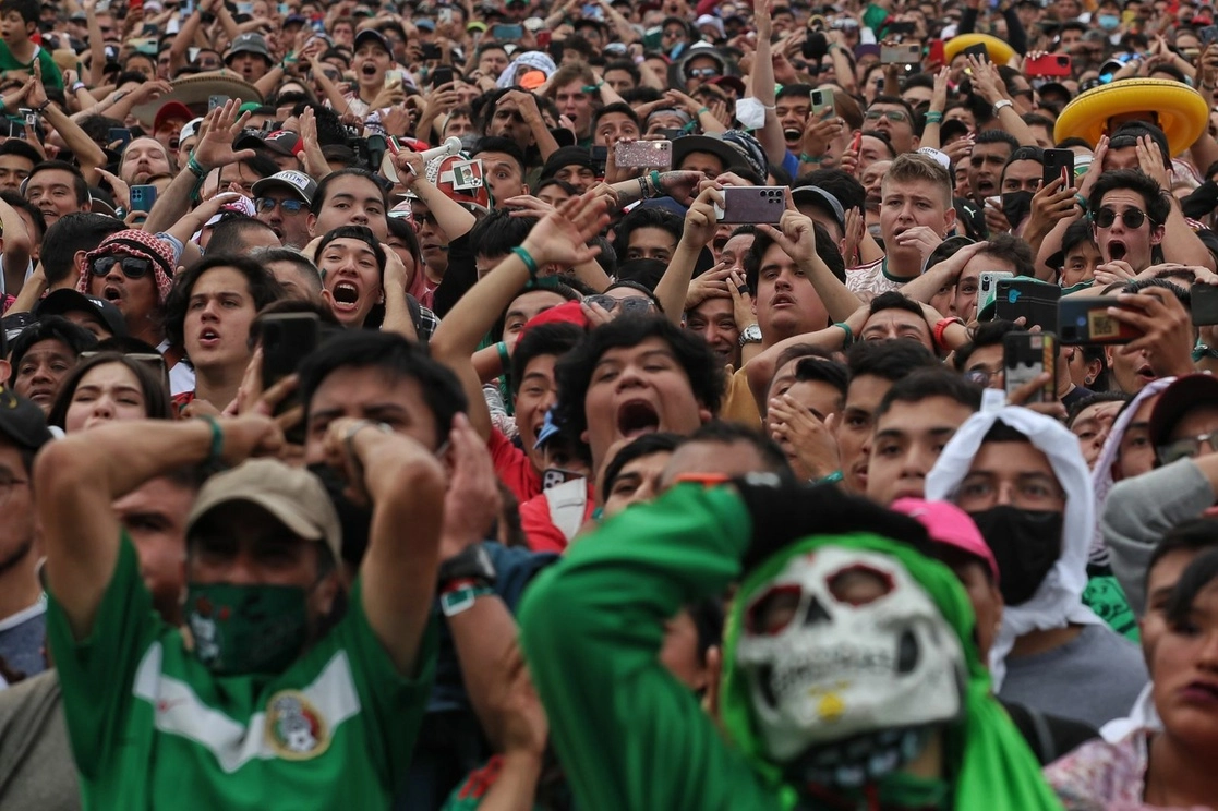 Aficionados a la selección nacional de futbol en el Fan Fest en el Monumento a la Revolución lamentan la eliminación del ‘Tri’ en el Mundial de Qatar, el 30 de noviembre de 2022. Foto Marco Peláez
