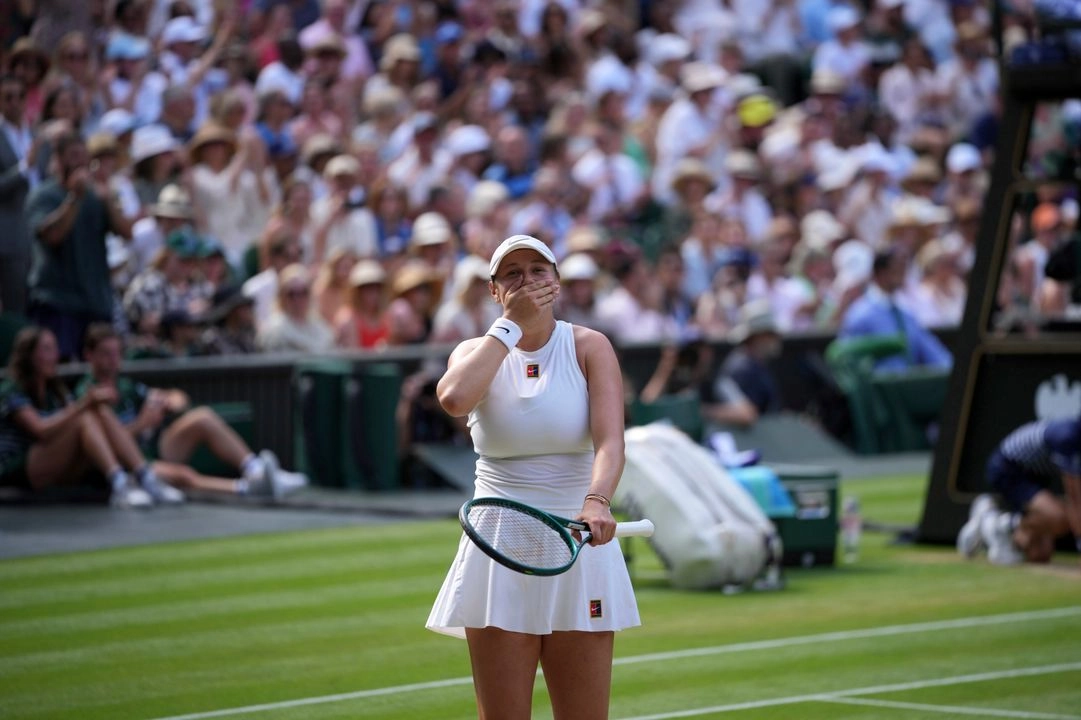 Una inspirada Amanda Anisimova se metió en su primera final de Wimbledon al superar a la número uno del mundo, Aryna Sabalenka, por 6-4, 4-6 y 6-4, con una exhibición de feroz determinación e intrépida pegada, el 10 de julio de 2025. Foto 