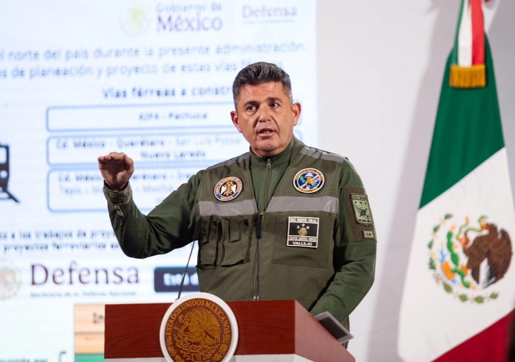 El general Gustavo Ricardo Vallejo Suárez, comandante del Agrupamiento de Ingenieros "Felipe Ángeles", dijo que “México es capaz de construir, al menos desde la perspectiva del Estado mexicano, un kilómetro 130 metros de vía férrea diariamente”. Imagen del 13 de febrero de 2025. Foto Cuartoscuro