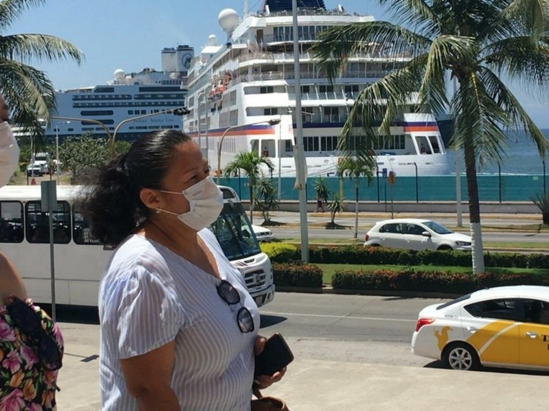 La Secretaría de Salud de Jalisco informó que debido a que se detectó un brote de Covid-19 entre pasajeros de un crucero, no autorizaron su desembarque en Puerto Vallarta. Foto Javier Santos / Archivo