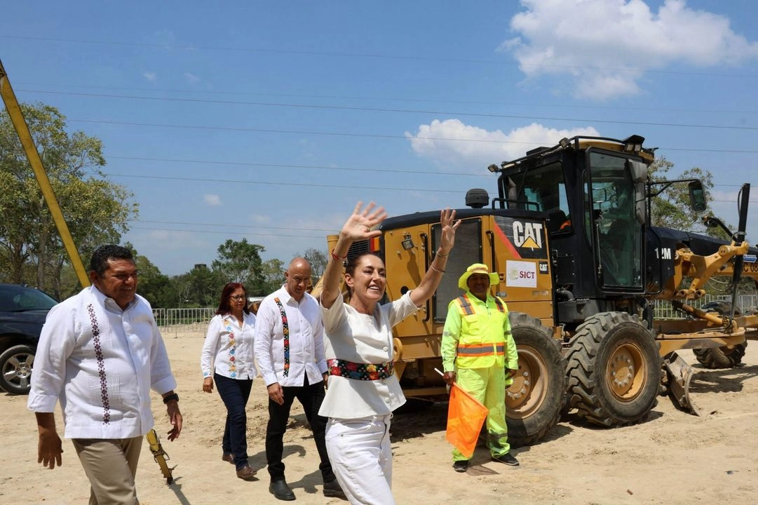 La presidenta Claudia Sheinbaum, el gobernador de Tabasco, Javier May y el secretario de Infraesctructura, Comunicaciones y Transportes, Jesús Esteva, encabezaron el inicio de obra de la ampliación de la carretera Macuspana-Escárcega, en el kilómetro 53 de la carretera José María Pino Suárez, ayer domingo.  