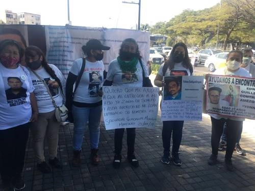 Familiares de desaparecidos se manifestaron ayer frente al hotel Holiday Inn en Guadalajara, pues les negaron el ingreso a la reunión con representantes de la ONU, porque no se registraron a tiempo para el encuentro. Foto Arturo Campos Cedillo